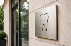 Zahn-Skulptur mit M.DENTAL-Logo am Eingang